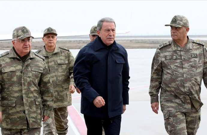 Milli Savunma Bakanı Akar ve komutanlar Suriye sınırında