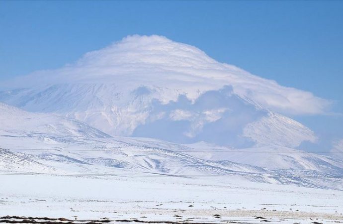 Ağrı Dağı’nı kaplayan bulutlar güzel görüntüler oluşturdu