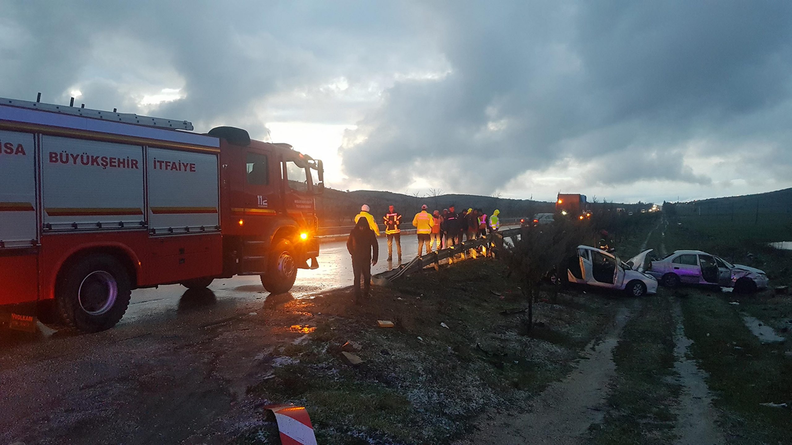 4 otomobilin karıştığı zincirleme kazada 2 kişi yaralandı