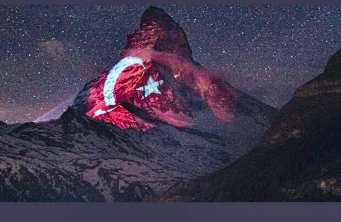 İsviçre Alplerinde Türk bayrağı