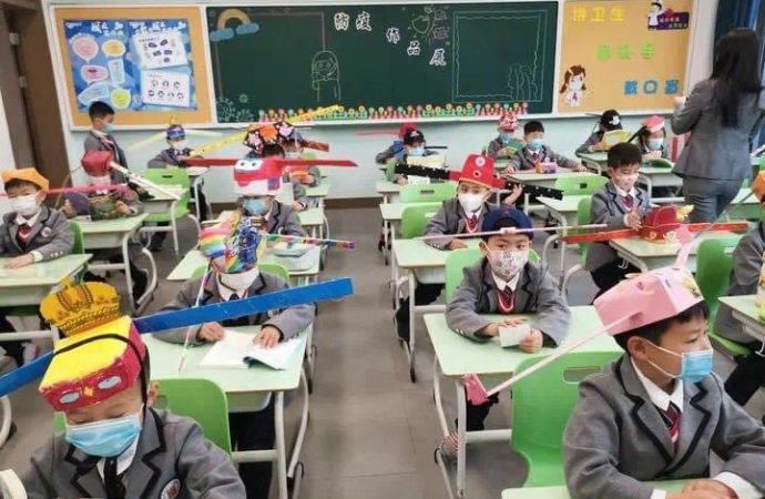 Çin’de ilkokul çocuklarının sosyal mesafe şapkaları harika