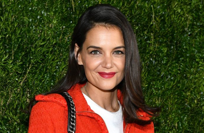 Katie Holmes, yeni sevgilisine gün boyu mesaj yazıyormuş