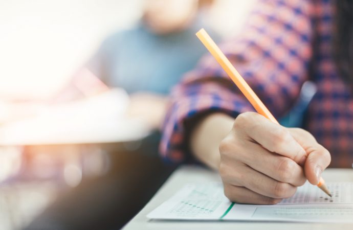 Eğitim uzak kalsa da sınavlar yüz yüze olacak