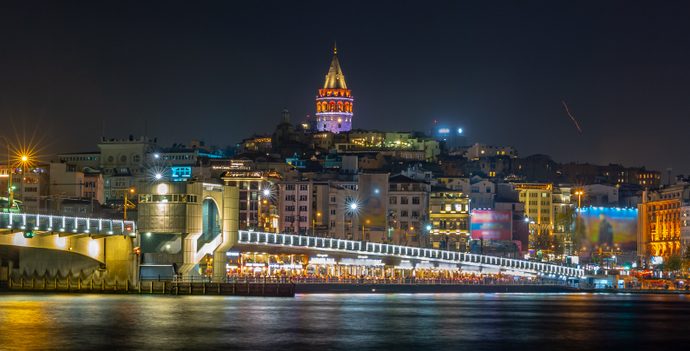 Galata Köprüsü’nde yol kesip para istedi: Mağdur yoğun bakımda