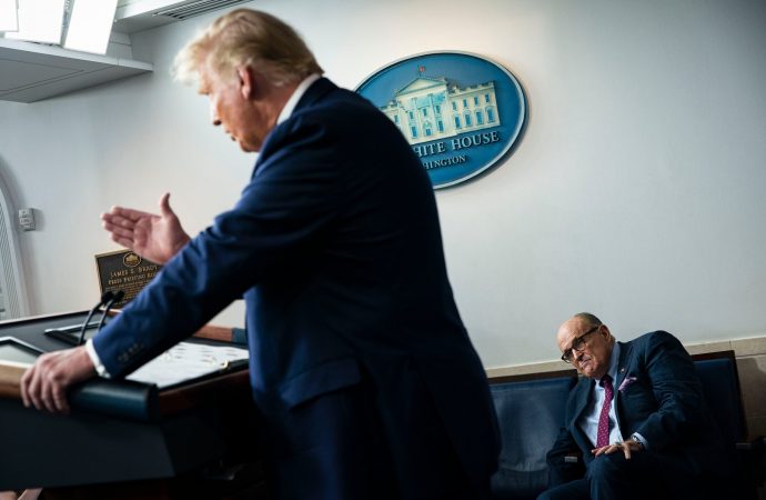 Amerikan istihbaratı kendi Başkanını uyarmış: Ruslar Giuliani’yi kullanıyor, o da seni