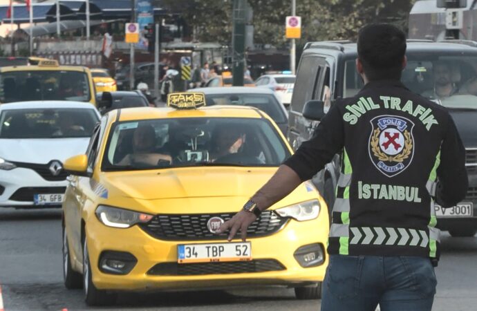Eminönü’nde gerçekleştirilen taksi denetiminde, kemeri taksanız her şey daha iyi olacaktı.