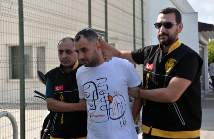 Bir şüpheli, sevgilisini boğmaya çalışırken yardım etmek isteyen bir kişiyi öldürdü ve tutuklandı.