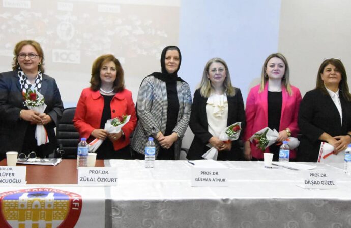Kadın akademisyenler, Cumhuriyet’in kazanımlarını anlattı.
Kadın akademisyenler, Cumhuriyet’in elde ettiği başarıları anlatarak toplumu bilgilendirdi.