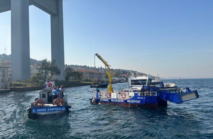 İstanbul Boğazı’nda gerçekleştirilen midye operasyonu hakkında bir haber yapalım:
İstanbul Boğazı’nda yapılan midye operasyonunda, yetkililer tarafından denizdeki kaçak avcılık faaliyetlerine karşı önemli bir adım atıldı. Operasyon kapsamında, deniz polisi ekipleri tarafından belirlenen bölgelerde yapılan kontroller sonucunda, kaçak midye avcılığı yapan bir grup tespit edildi. Ekipler, kaçak avcılara ait olduğu belirlenen teknelerde geniş çaplı aramalar gerçekleştirdi ve yasa dışı olarak toplanan binlerce midye ele geçirildi.
Operasyonun amacının, doğal yaşam alanlarını korumak ve deniz ekosistemini dengede tutmak olduğu belirtildi. Kaçak avcılığın sürdürülebilir balıkçılık faaliyetlerine zarar verdiği vurgulandı. Ayrıca, bu tür operasyonların devam edeceği ve kaçak avcılara yönelik caydırıcı önlemlerin artırılacağı ifade edildi.
Yetkililer, vatandaşları da bilinçlendirme çalışmalarının önemine dikkat çekti. Deniz kaynaklarının sürdürülebilir şekilde kullanılması için herkesin sorumluluk alması gerektiği vurgulandı. Bu tür operasyonların, deniz ekosisteminin korunması ve gelecek nesillere sağlıklı bir çevre bırakılması adına büyük önem taşıdığı belirtildi.