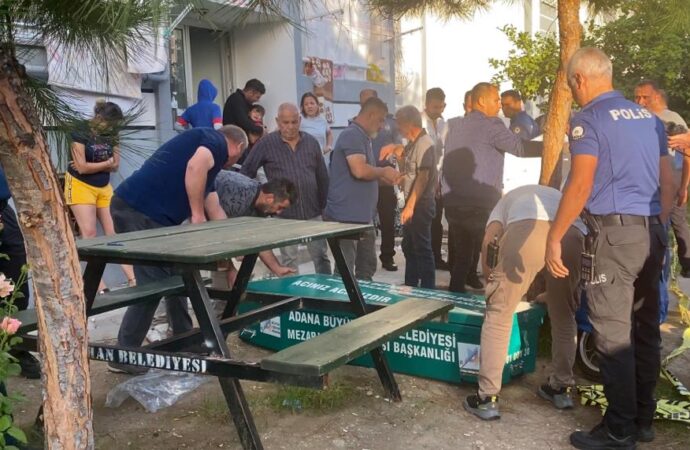 Bir apartmanın girişinde yaşanan tartışma sonucunda bir kişi, komşusunu öldürdü.