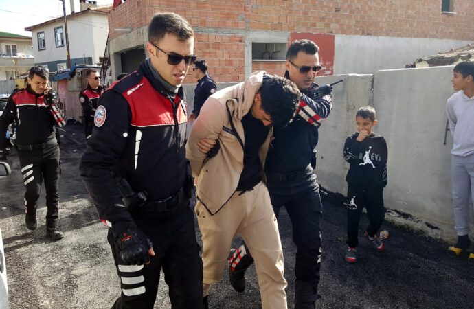 Edirne’de gerçekleşen operasyonda, 2 kaçak göçmen uyuşturucu ve tabanca ile yakalandı.