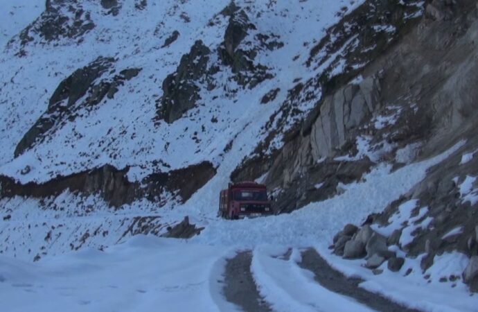 Rize’de yayla dönüş yolunda ‘çığ’ tehlikesiyle karşı karşıya kalındı.