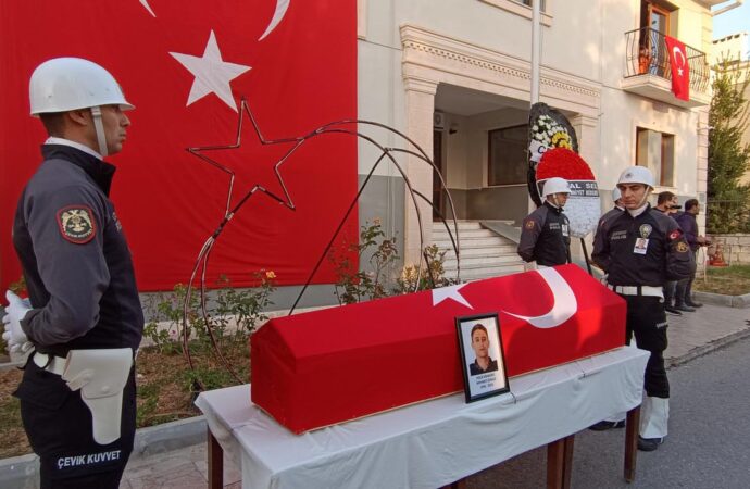 Foça’da görevi sırasında hayatını kaybeden polis memurunun cenazesi, memleketine gönderildi.