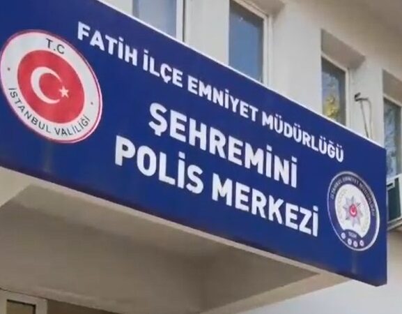 Fatih ilçesinde İETT şoförüne baltayla saldıran şüpheli, polis tarafından gözaltına alındı.