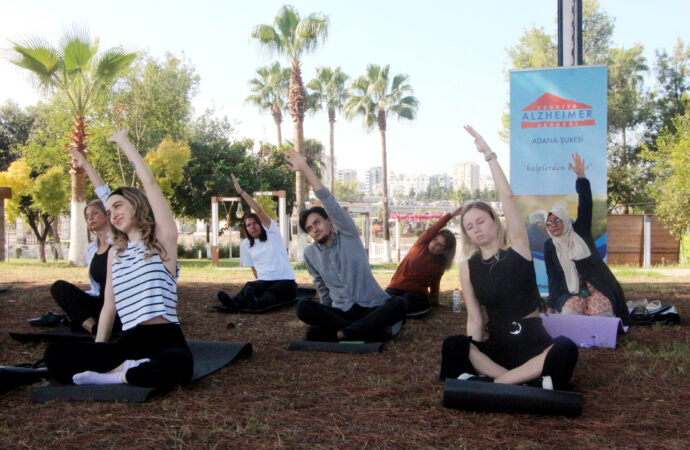 Alzheimer hastaları, sabah yogası için bir araya geliyor. Bu egzersizler, hastalığın ilerleme hızını yavaşlatmada etkili oluyor.