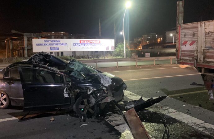 Tekirdağ ilinde meydana gelen trafik kazasında, bir kamyona çarpan otomobilde bulunan dört kişi yaralandı.