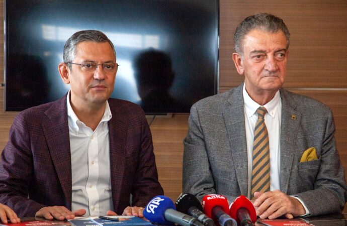 Cumhuriyet Halk Partisi’nden bir yetkili, Atatürkçülerin “CHP’yi bu kadrolar yönetmeli” dediği kadrolarla siyaset yapacaklarını açıkladı.
