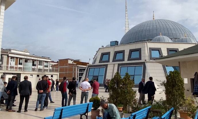Büyükçekmece’de adliye önünde gerçekleşen olayda hayatını kaybeden damat, son yolculuğuna uğurlandı.