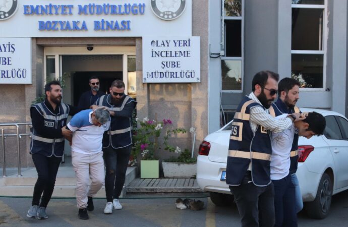 İzmir’de gerçekleşen cinayet olayında, avcı bıçağı kullanılarak işlenen suçun faili olarak Suriyeli bir baba ve oğul adli makamlar tarafından tutuklandı.