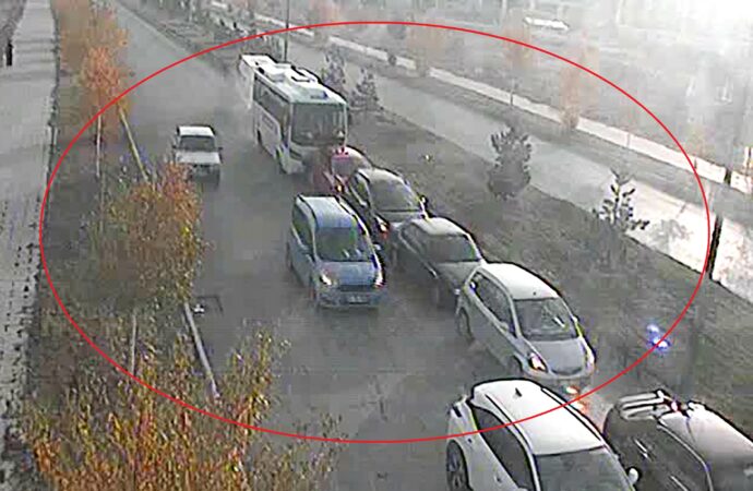 Erzurum’da meydana gelen zincirleme kazada 5 araç birbirine karıştı ve sonucunda 24 kişi yaralandı.
