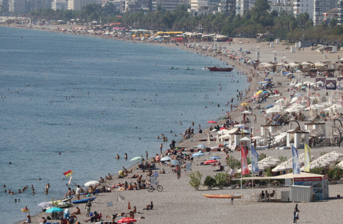 Antalya’da ekim ayının son haftasında deniz keyfi yaşandı.