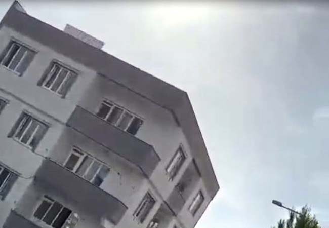 Gaziantep’te yıkım sırasında ağır hasar gören 5 katlı bir bina çöktü.
