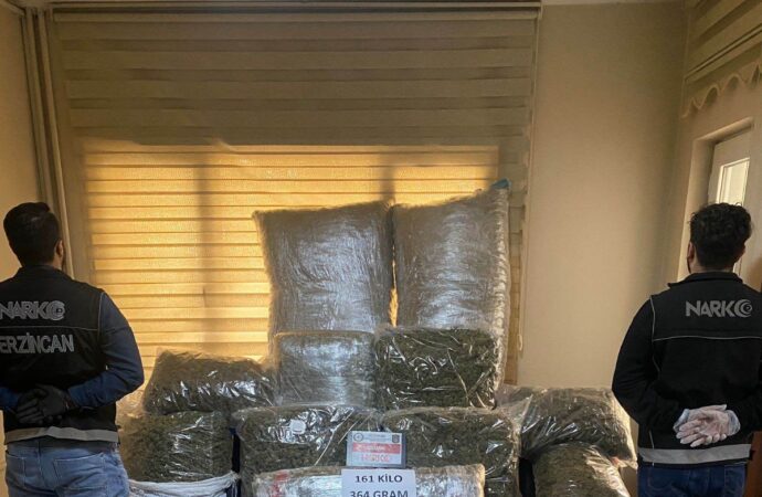 161 kilogram ağırlığında olan skunk adlı uyuşturucu maddenin piyasa değeri 100 milyon lira olarak belirlendi.