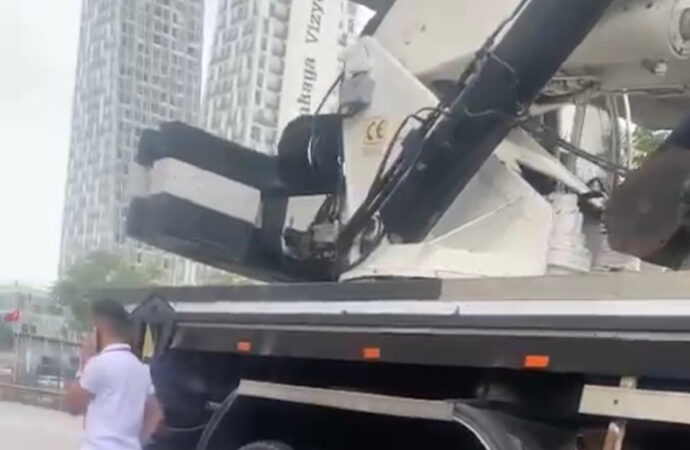 Kartal ilçesinde meydana gelen olayda, bir vinçten fırlayan lastik trafikte büyük bir tehlikeye yol açtı.