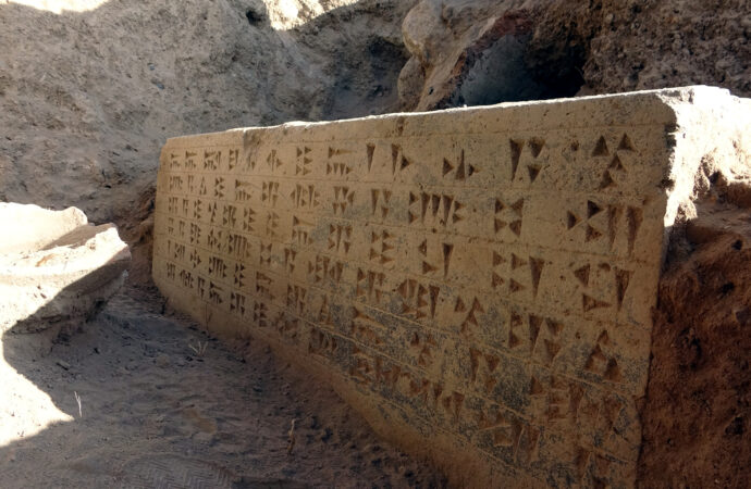 Körzüt Kalesi’nde, 2800 yıllık Urartu tapınağı keşfedildi. Tapınakta bulunan iki çivi yazılı kitabe, tarihi önemi olan bir keşif olarak değerlendiriliyor.