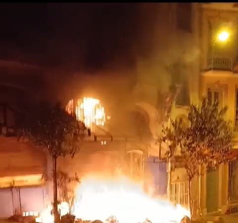 Beyoğlu’ndaki tarihi Gueive Han’da çıkan yangın sonucunda, mahsur kalan bir kişi başarılı bir şekilde kurtarıldı.