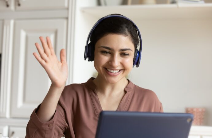 Online dil öğrenme platformları, İngilizce iş mülakatlarına hazırlananlar için çok değerli kaynaklar sunmaktadır. İş mülakatları genellikle stresli ve zorlu deneyimler olabilir, ancak doğru hazırlık ve pratik ile başarılı bir şekilde geçilebilirler. İşte online dil öğrenme platformundan alabileceğiniz bazı İngilizce iş mülakatı tavsiyeleri:
1. Kendinizi Hazırlayın: İş mülakatına girmeden önce şirket hakkında araştırma yapın ve pozisyonla ilgili bilgi edinin. Ayrıca, sıkça sorulan mülakat sorularını inceleyin ve kendinize uygun yanıtlar hazırlayın.
2. Pratik Yapın: Online dil öğrenme platformları, iş mülakatlarında karşılaşabileceğiniz sorulara pratik yapmanız için idealdir. Örnek mülakat sorularını çözerek ve yanıtlarını kaydederek kendinizi geliştirin.
3. Dinleme Becerilerinizi Geliştirin: Mülakatlarda sorulan soruların tamamını anlamak önemlidir. Online dil öğrenme platformları, dinleme becerilerinizi geliştirmek için çeşitli egzersizler sunar.
4. Konuşma Becerilerinizi Güçlendirin: İyi iletişim kurmak, iş mülakatlarında önemli bir faktördür. Online dil öğrenme platformları, konuşma becerilerinizi geliştirmek için canlı dersler ve konuşma pratikleri sunar.
5. Özgüveninizi Artırın: İş mülakatları sırasında özgüvenli olmak önemlidir. Online dil öğrenme platformları, size İngilizceyi günlük hayatta kullanmanız için fırsatlar sunarak özgüveninizi artırabilir.
6. Geri Bildirim Alın: Online dil öğrenme platformları, eğitmenlerden geri bildirim almanızı sağlar. Mülakatlarda yapabileceğiniz hataları belirlemek ve iyileştirmek için bu geri bildirimleri değerlendirin.
İngilizce iş mülakatlarına hazırlanırken online dil öğrenme platformlarını kullanmak, hem dil becerilerinizi geliştirmenize hem de iş mülakatlarında başarılı olmanıza yardımcı olacaktır.