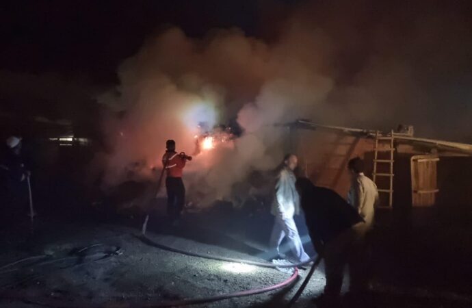 Ahır yangınına kepçeyle müdahale edildi.