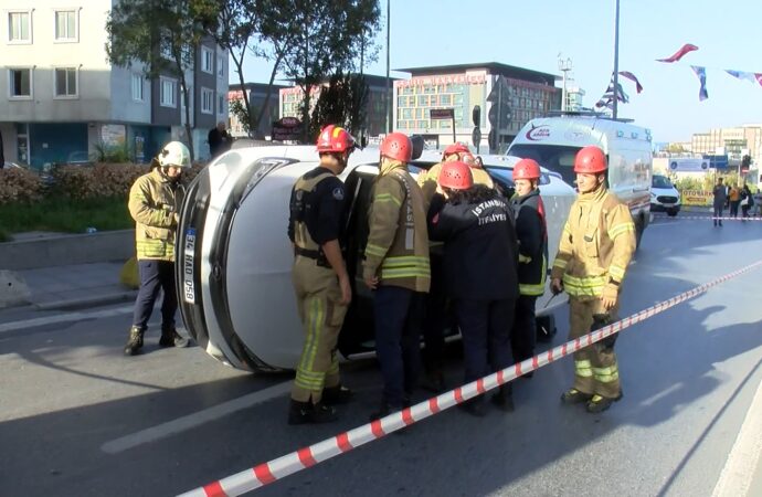 Şişli ilçesinde bir otomobilin yan yatması sonucu trafikte mahsur kalan yolcular, yürümek zorunda kaldı.