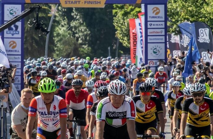 İzmir’de gerçekleştirilecek olan Granfondo serisi, bisiklet tutkunlarını heyecanlandırmaya devam ediyor. Bu etkinlik, profesyonel ve amatör bisikletçilerin bir araya gelerek keyifli bir yarış deneyimi yaşamasına olanak sağlıyor. İzmir’in güzel doğası eşliğinde gerçekleşecek olan bu seride, katılımcılar kendilerini zorlu parkurlarda test etme fırsatı bulacaklar. Bisiklet sporuna ilgi duyan herkesin katılımına açık olan Granfondo serisi, hem rekabet hem de eğlence dolu anlar sunuyor. İzmir’de düzenlenecek olan bu etkinlik, bisiklet tutkunları için kaçırılmayacak bir fırsat olarak karşımıza çıkıyor.