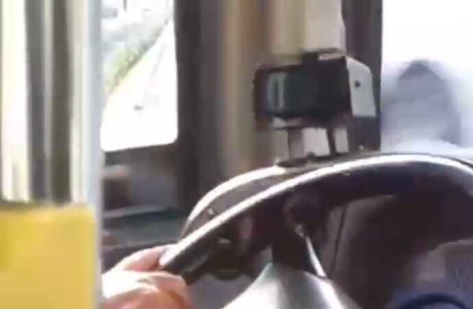 Ümraniye’de bir kişi, hem otobüs kullanırken hem de telefonla oynayarak trafik kurallarını ihlal etti.