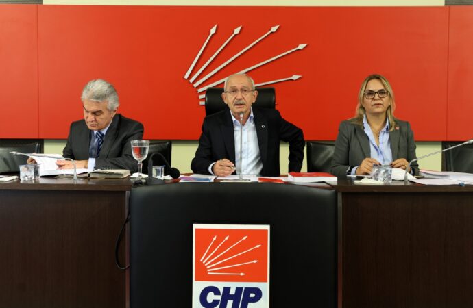 Cumhuriyet Halk Partisi’nin kurultay öncesi gerçekleştirdiği Parti Meclisi toplantısı, gazeteci üslubunda şu şekilde yeniden yazılabilir:
CHP’nin kurultay öncesinde düzenlediği Parti Meclisi toplantısı, partinin önemli bir gündem maddesiydi. Toplantıda parti yöneticileri ve üyeleri bir araya gelerek, geleceğe dair stratejilerini belirlemek için yoğun bir çalışma yaptılar. Kurultay öncesinde gerçekleştirilen bu toplantı, CHP’nin iç dinamiklerini ve politika hedeflerini tartışmak adına büyük bir fırsat sunmuş oldu.