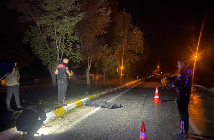 Bir kadın, komşu ziyaretinden dönüşünde motosiklet çarpması sonucu hayatını kaybetti.
