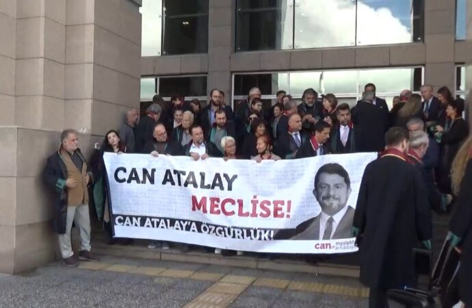 Gazeteci dilinde yeniden yazılmış hali:
Atalay için adliye önünde basın açıklaması düzenlendi.