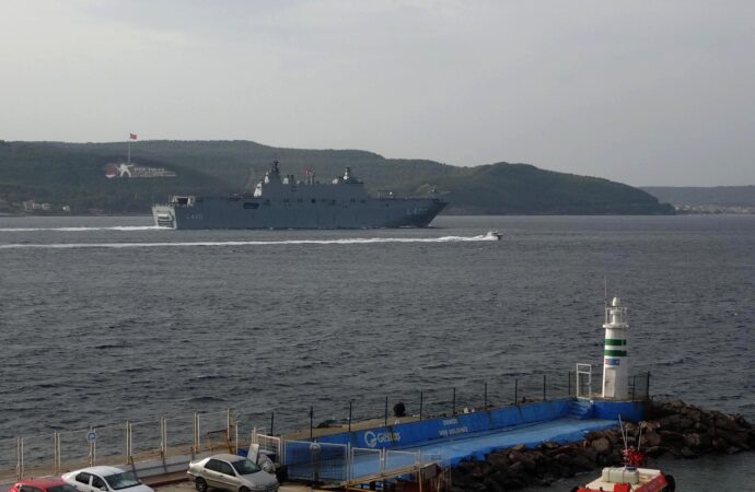 Türk Çıkarma Gemisi (TCG) Anadolu, bugün Çanakkale Boğazı’ndan başarıyla geçti.