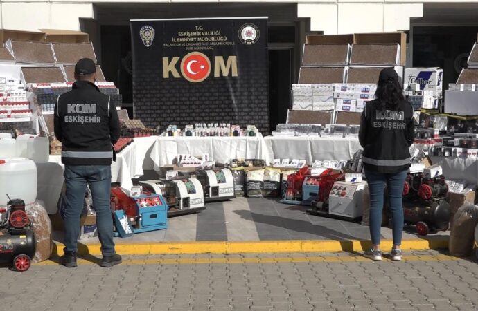 Eskişehir’de polis, son bir aylık süre içerisinde 5 milyon lira değerinde kaçak malzeme ele geçirdi.