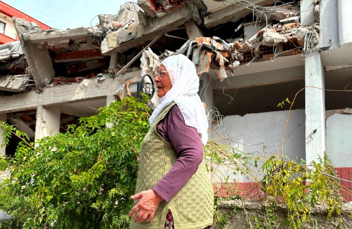 Malatya’da enkazları gördüğümde içim paramparça oldu. Bu kadın, 4 yıl sonra ameliyatla gözlerini açan biri.