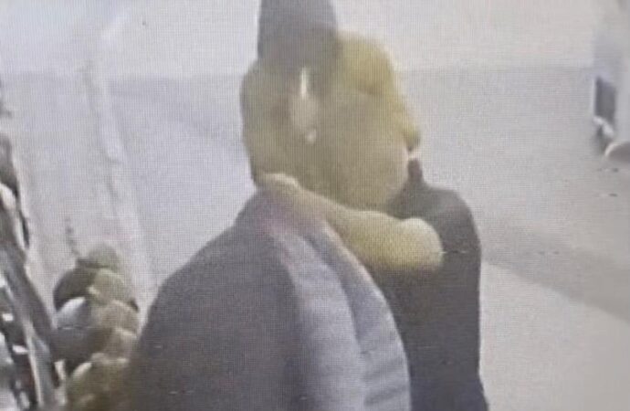 Fatih ilçesinde bir kişi, bir işyerinden mont çalmaya kalkışırken cansız bir mankenle yakalandı.