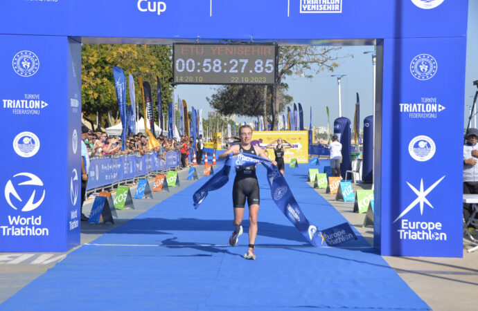 Avrupa Triatlon Kupası’nda elit kadınlar kategorisinde birinci olan sporcu Annabel Mortan oldu.