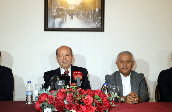 KKTC Cumhurbaşkanı Ersin Tatar, Türkiye ile KKTC arasındaki güçlü bağları ve mavi vatan kavramını vurguladı. Tatar, Türkiye’nin KKTC’ye olan desteğinin önemine dikkat çekerek, iki ülke arasındaki dayanışmanın devam etmesi gerektiğini belirtti. Mavi vatan kavramının da önemine değinen Tatar, denizlerdeki haklarımızın korunması için birlikte hareket etmenin gerekliliğini vurguladı.