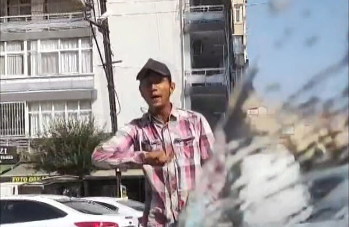 Cam silen gence 100 kez para cezası kesildikten sonra bu sefer de ‘hayasızca hareketler’ suçundan işlem yapıldı.