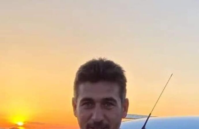 Bir besici, yem karma makinesine düşerek hayatını kaybetti.