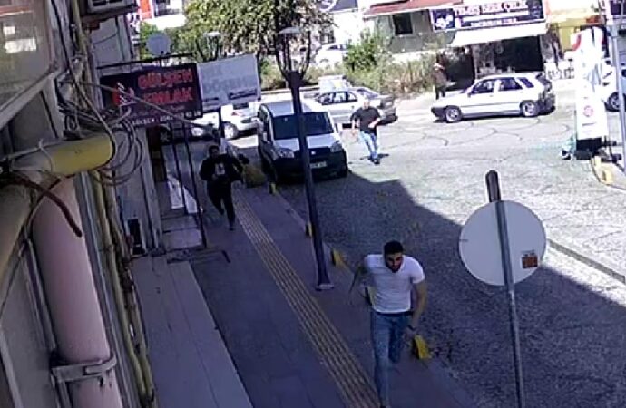 Bir olay, iş yerinin önünde gerçekleşti. Bir kişi ateş açtı ve ardından kaçarken bir kadına çarptı.