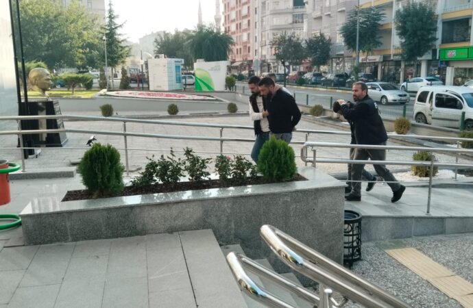 Bir grup insan, ellerinde tuttukları kişinin parasını kötü niyetle harcamışlardır.