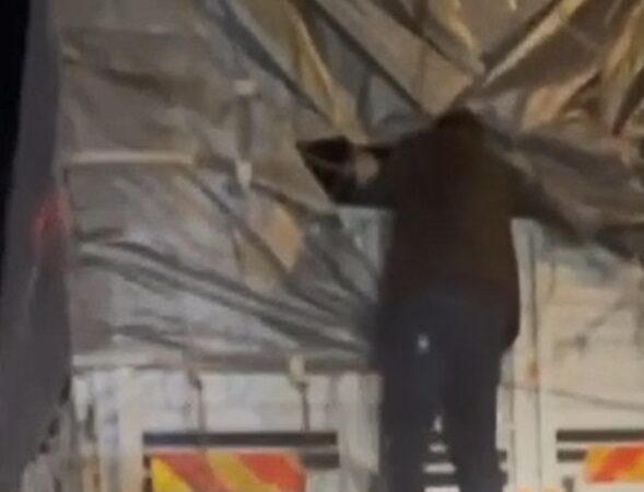 Başakşehir ilçesindeki olayda, kaçak göçmenlerin polisten kaçma anları güvenlik kameralarına yansıdı.