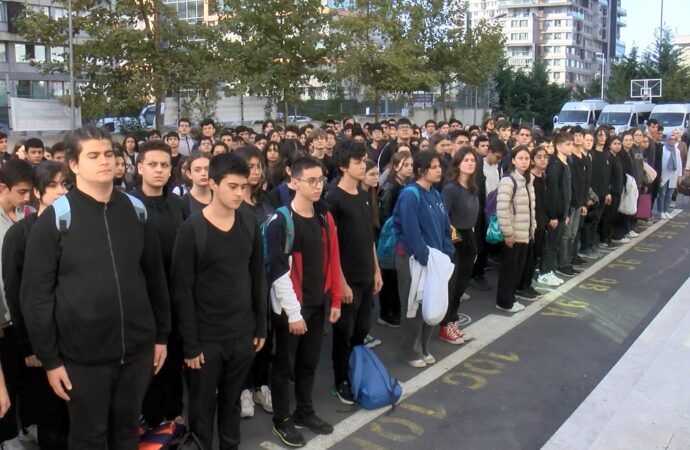 Filistin’de yaşamını yitirenler için okullarda bir anma töreni düzenlendi.